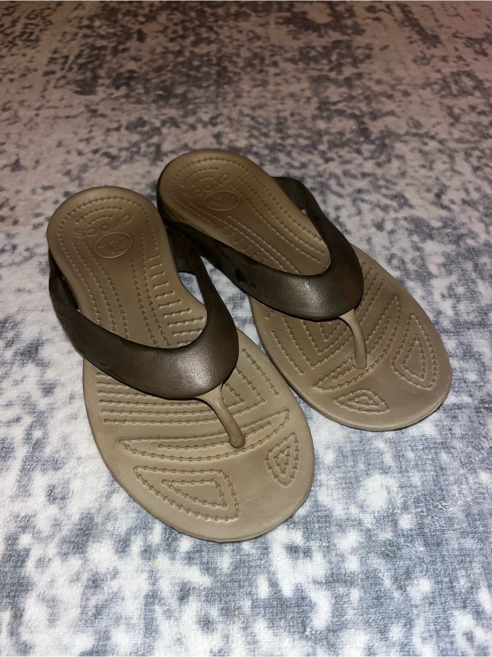 Crocs Woman’s Brown Beige Flip Flop Thong Sandals Size 9 EUC